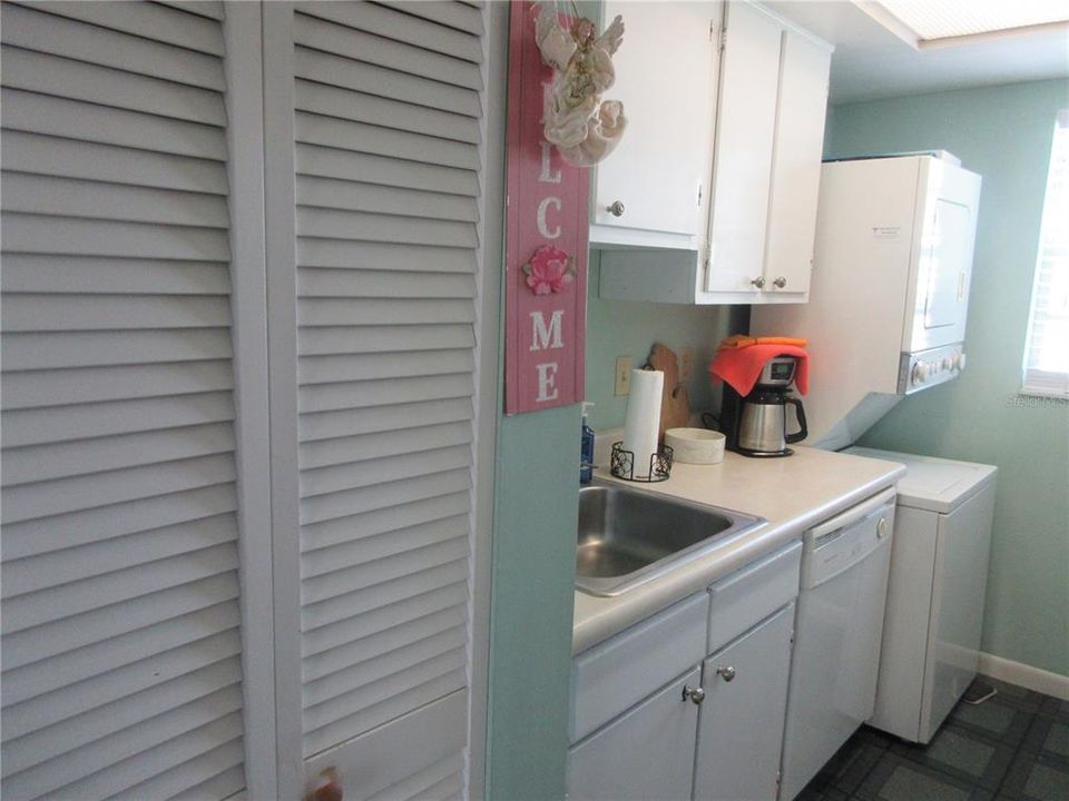 For Sale: $108,000 (2 beds, 1 baths, 891 Square Feet)