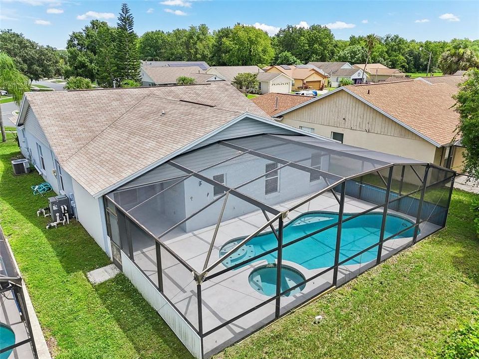 SPARKLING BLUE POOL AND JACUZZI WITH NO REAR NEIGHBORS