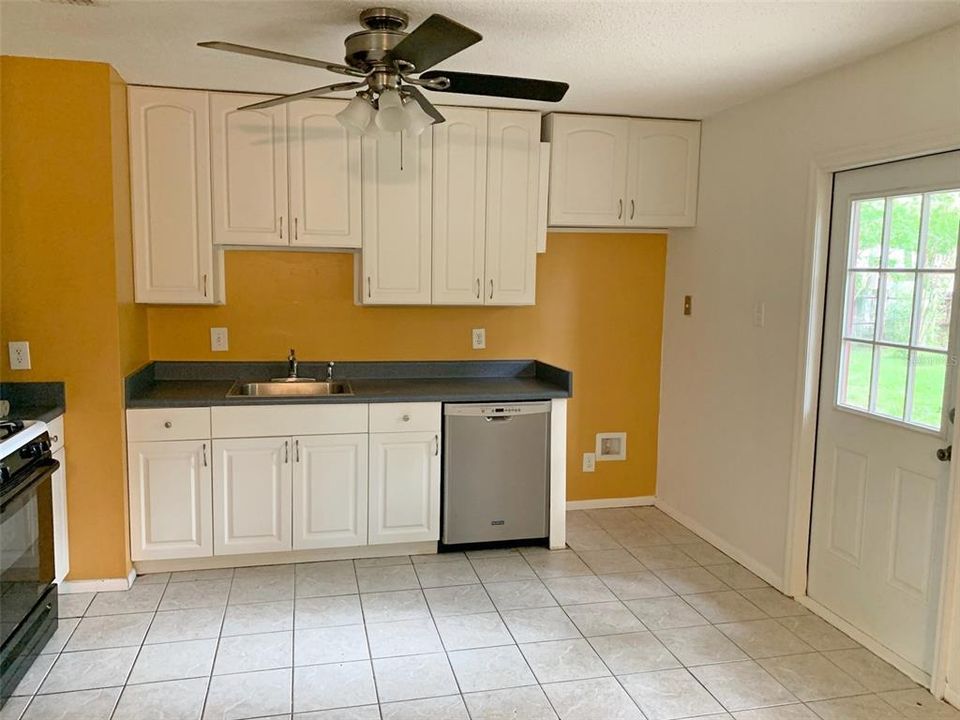 For Sale: $279,900 (3 beds, 2 baths, 1201 Square Feet)