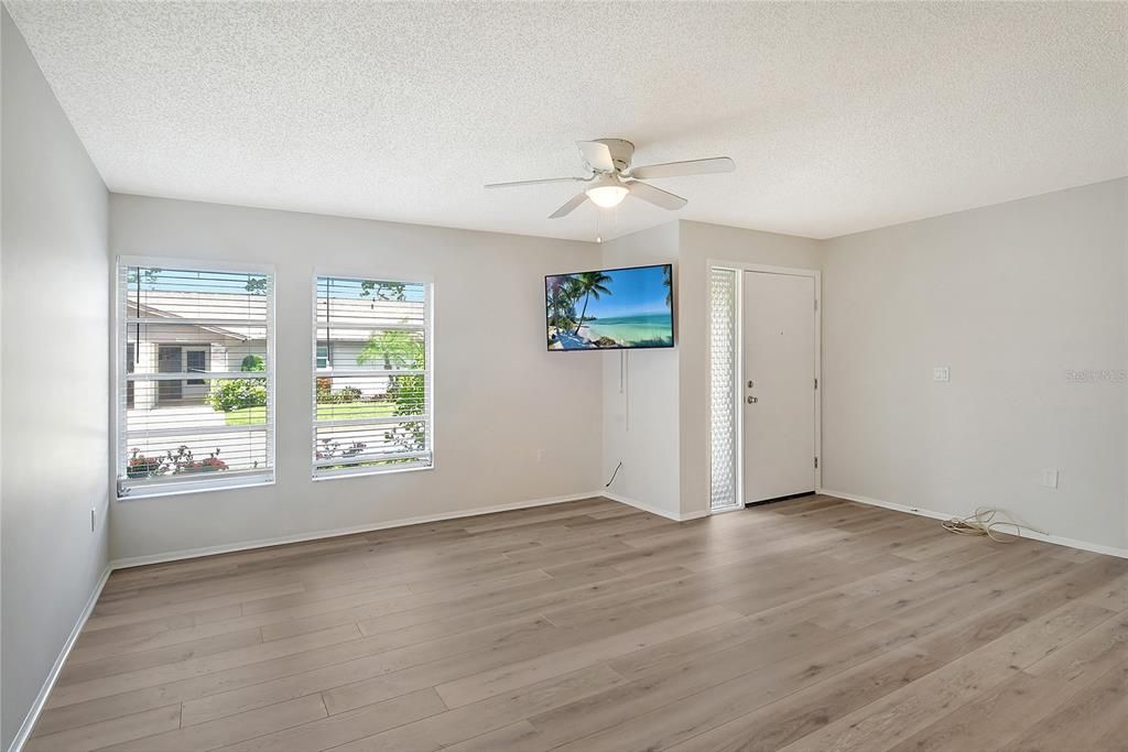 Active With Contract: $269,900 (2 beds, 2 baths, 1423 Square Feet)