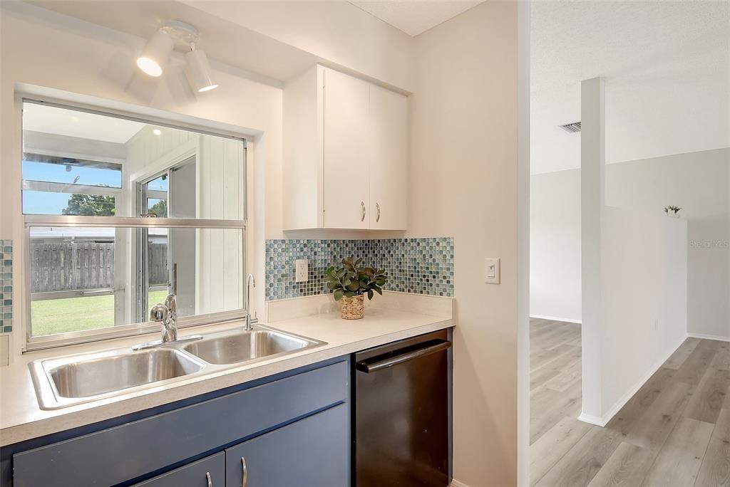 Active With Contract: $269,900 (2 beds, 2 baths, 1423 Square Feet)