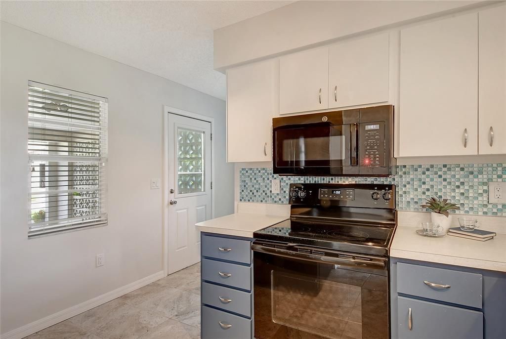 Active With Contract: $269,900 (2 beds, 2 baths, 1423 Square Feet)