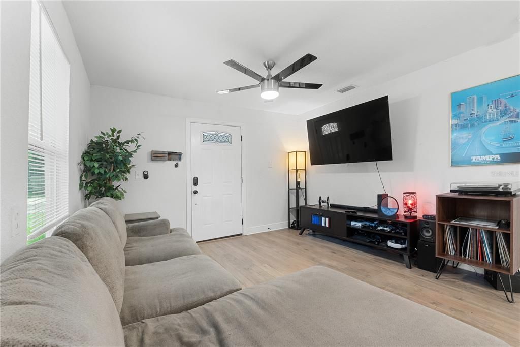 For Sale: $375,000 (2 beds, 2 baths, 916 Square Feet)