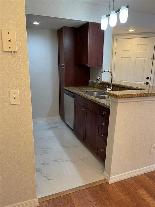 Active With Contract: $1,250 (1 beds, 1 baths, 711 Square Feet)