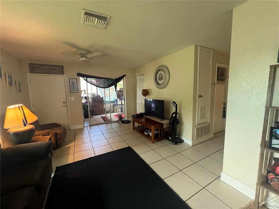 For Sale: $229,000 (2 beds, 1 baths, 872 Square Feet)