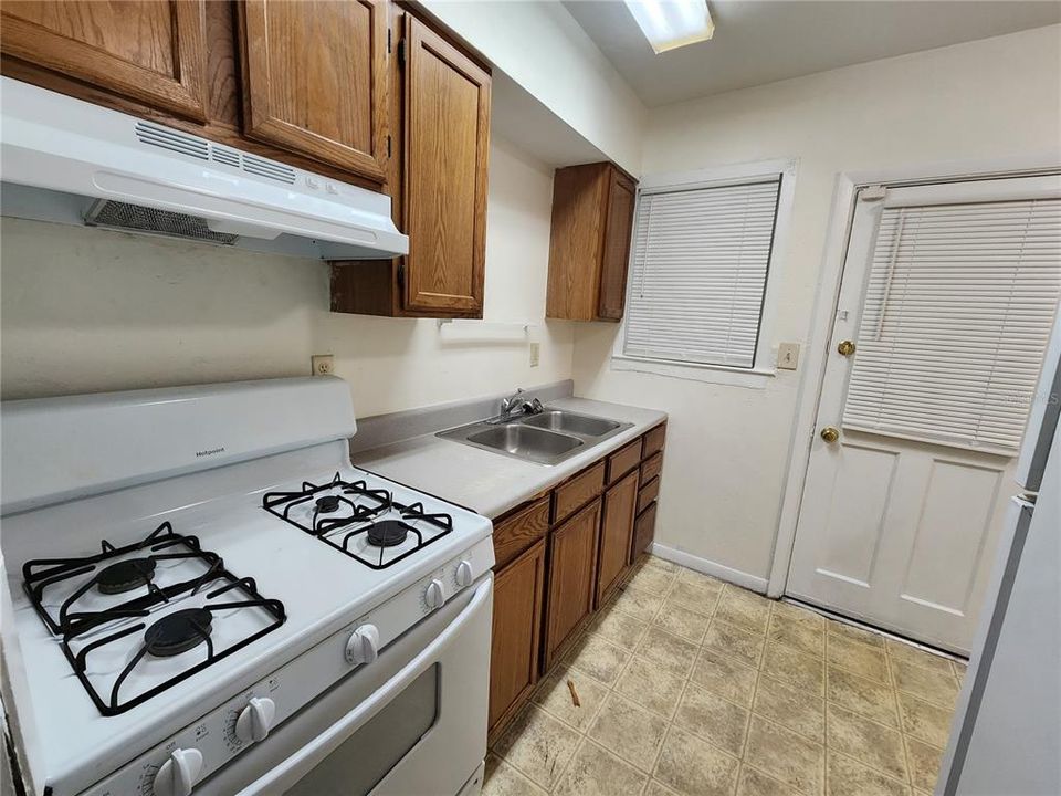 For Rent: $1,000 (2 beds, 1 baths, 750 Square Feet)