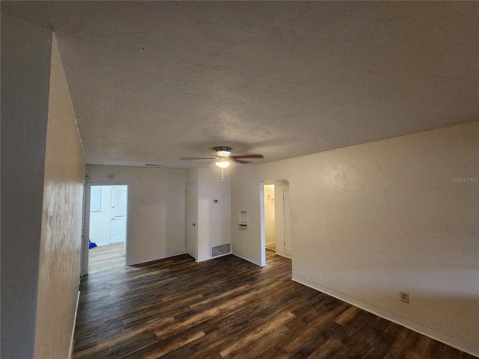 For Rent: $1,000 (2 beds, 1 baths, 750 Square Feet)