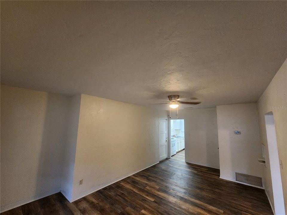 For Rent: $1,000 (2 beds, 1 baths, 750 Square Feet)