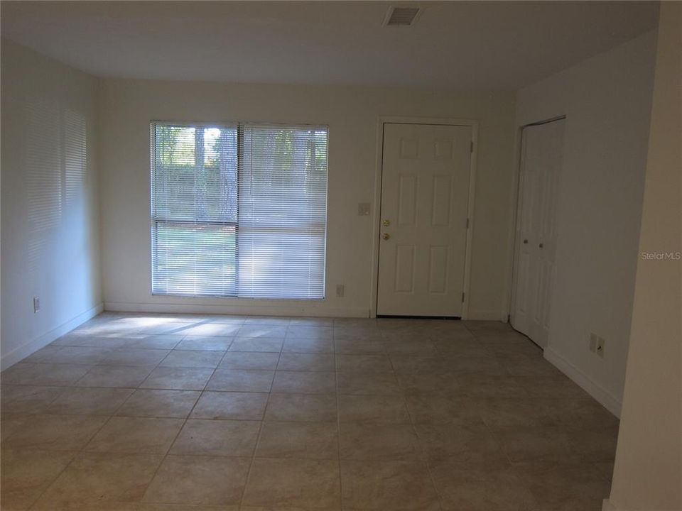 For Rent: $1,200 (2 beds, 1 baths, 930 Square Feet)