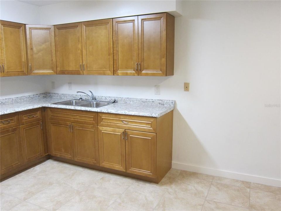 For Rent: $1,200 (2 beds, 1 baths, 930 Square Feet)