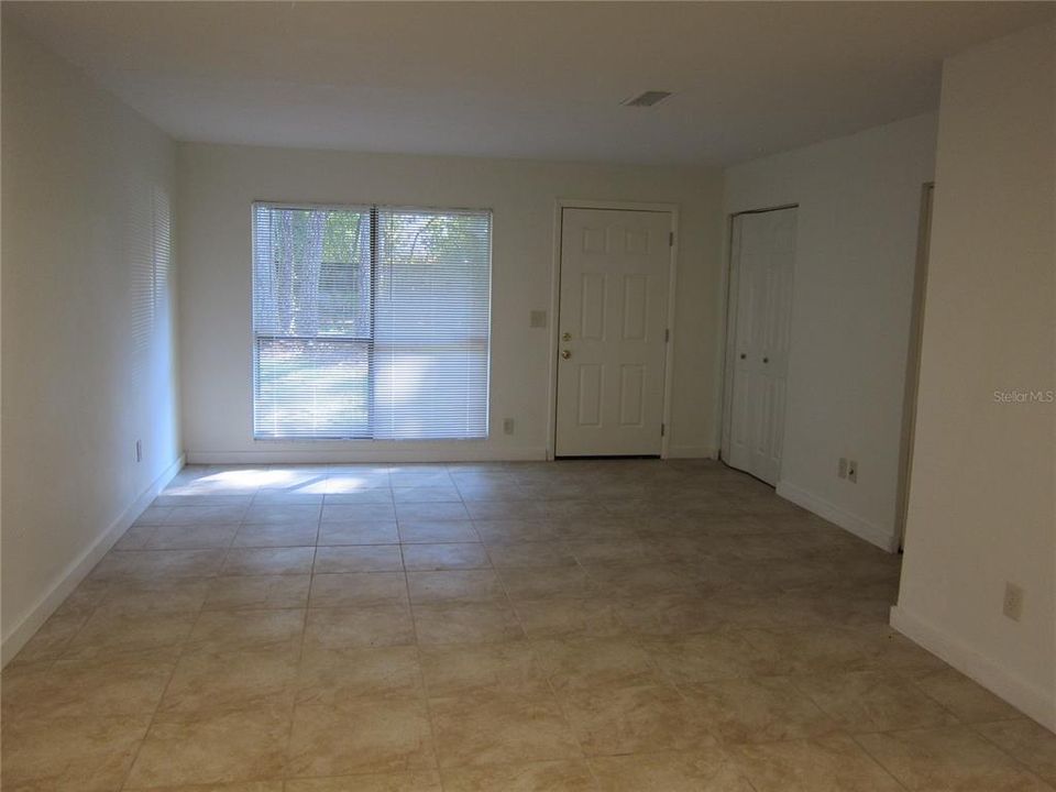 For Rent: $1,200 (2 beds, 1 baths, 930 Square Feet)