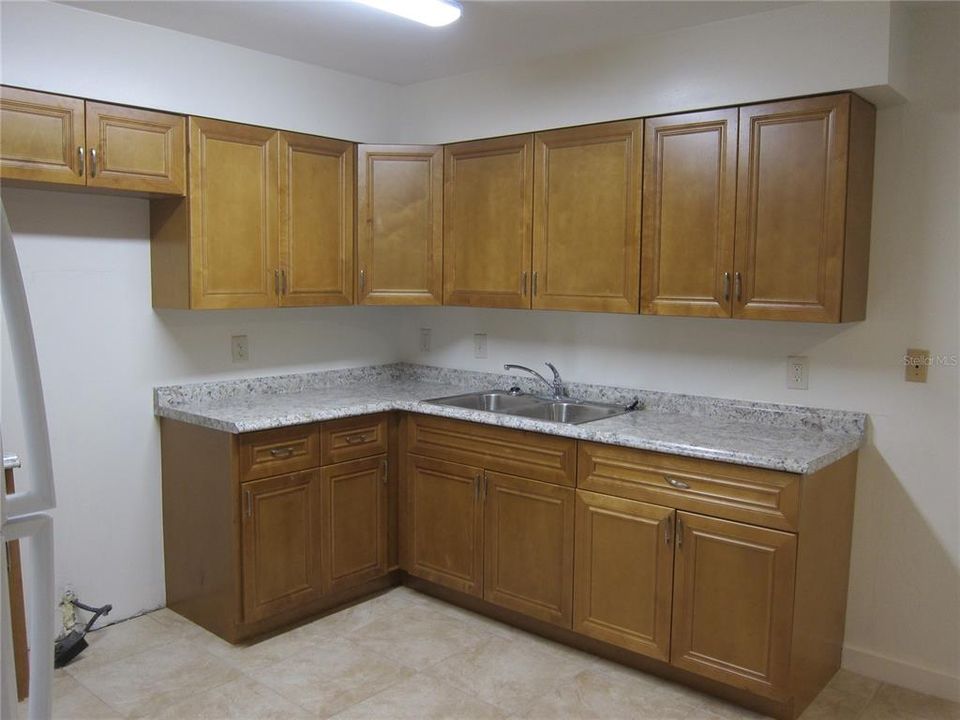 For Rent: $1,200 (2 beds, 1 baths, 930 Square Feet)