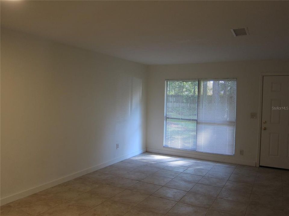 For Rent: $1,200 (2 beds, 1 baths, 930 Square Feet)