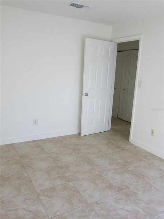 For Rent: $1,200 (2 beds, 1 baths, 930 Square Feet)