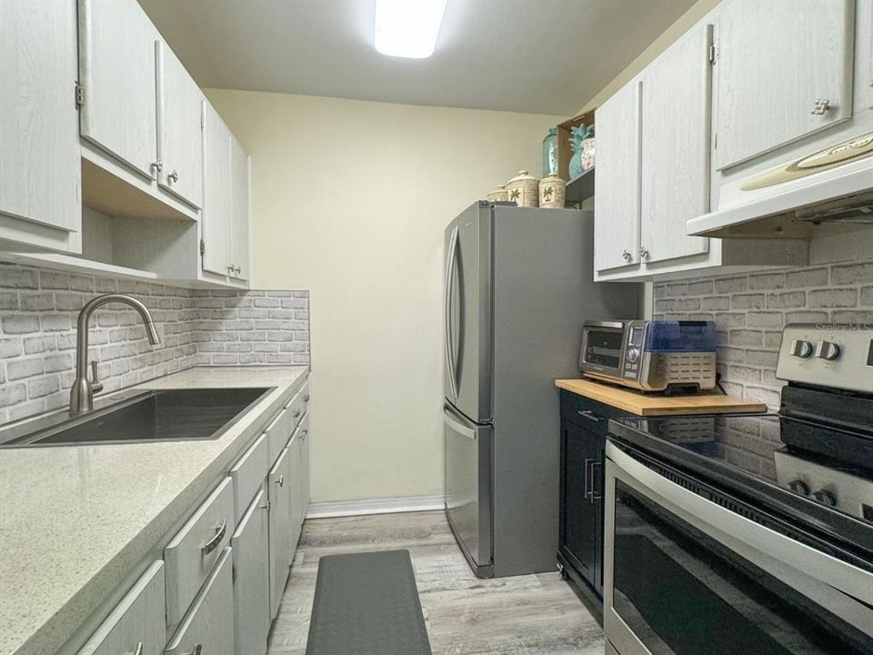 For Sale: $99,900 (1 beds, 1 baths, 628 Square Feet)