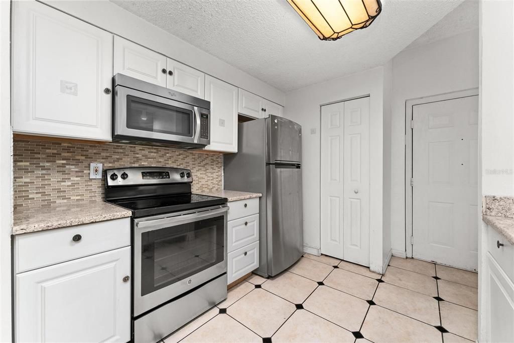 For Sale: $210,000 (1 beds, 1 baths, 632 Square Feet)