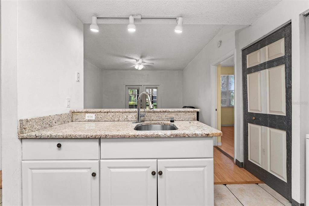For Sale: $230,000 (1 beds, 1 baths, 632 Square Feet)