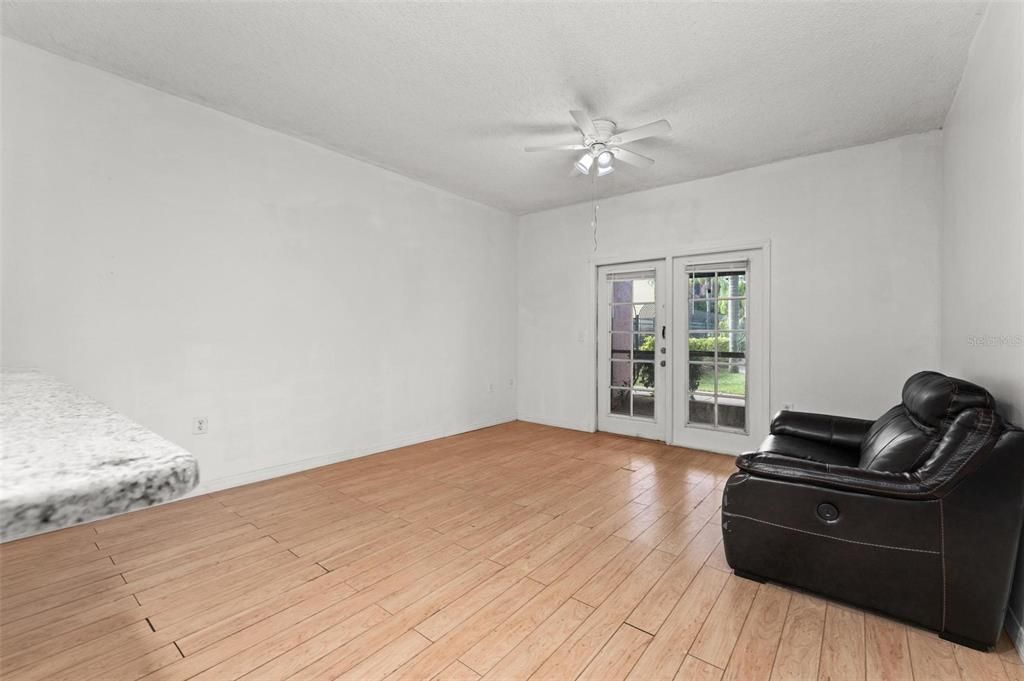 For Sale: $210,000 (1 beds, 1 baths, 632 Square Feet)