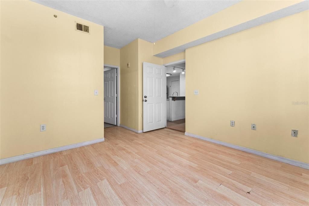 For Sale: $230,000 (1 beds, 1 baths, 632 Square Feet)