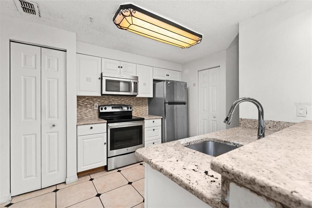 For Sale: $230,000 (1 beds, 1 baths, 632 Square Feet)