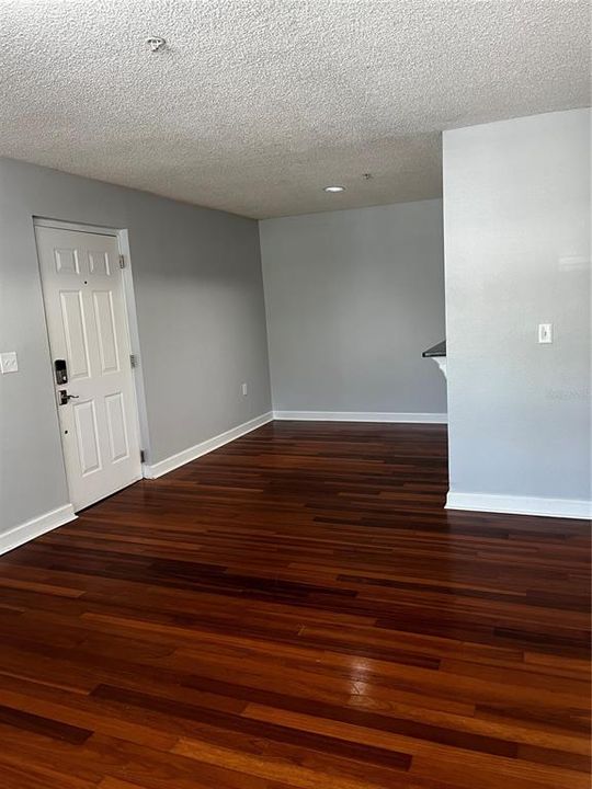 For Rent: $1,800 (3 beds, 2 baths, 993 Square Feet)