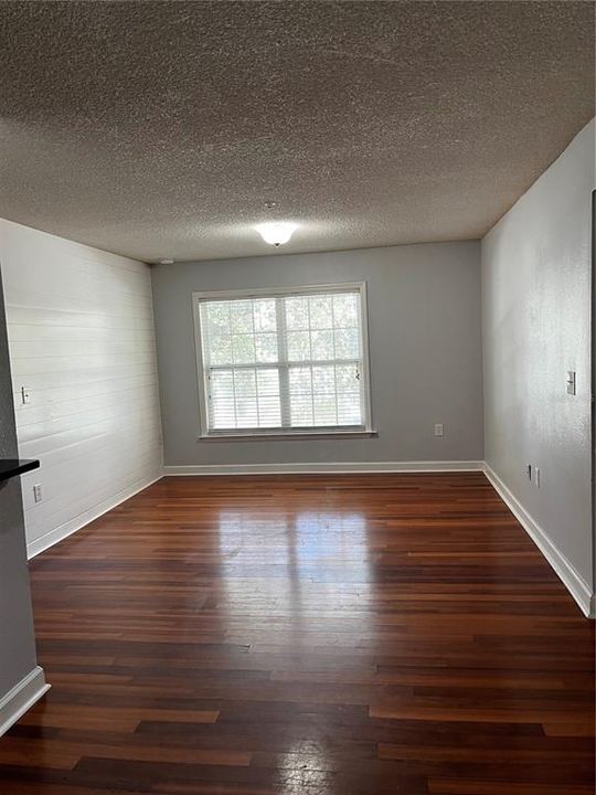 For Rent: $1,800 (3 beds, 2 baths, 993 Square Feet)