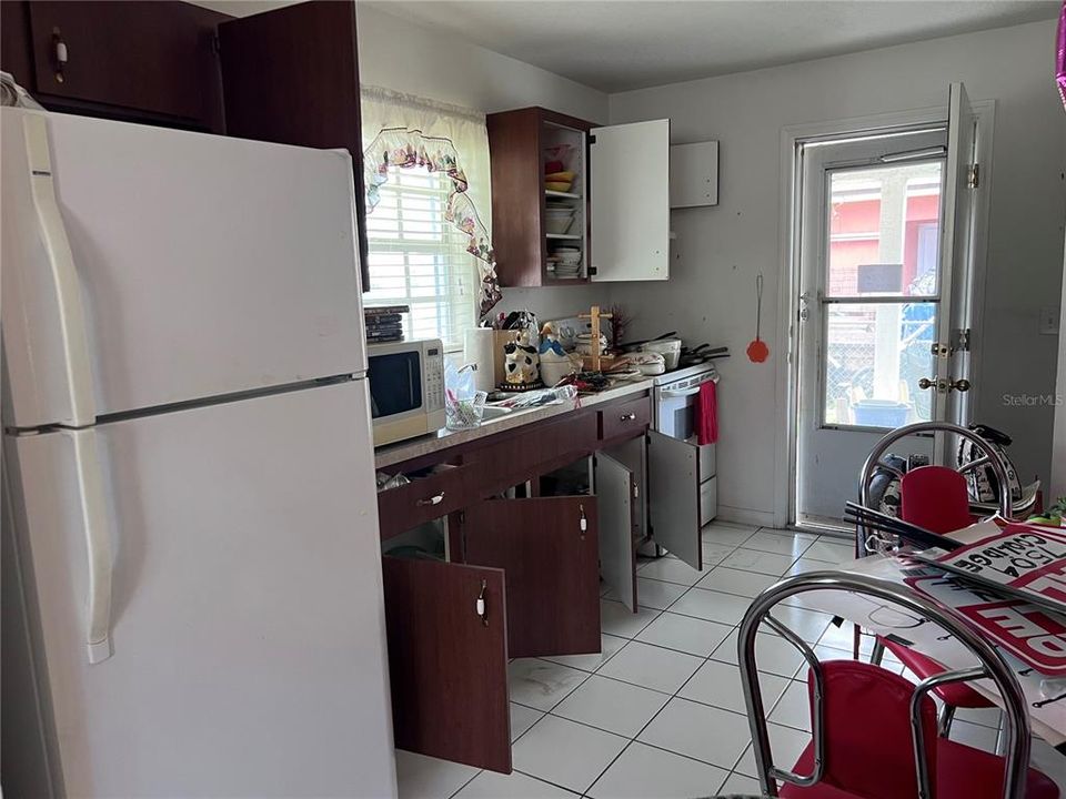 For Sale: $289,900 (2 beds, 1 baths, 832 Square Feet)