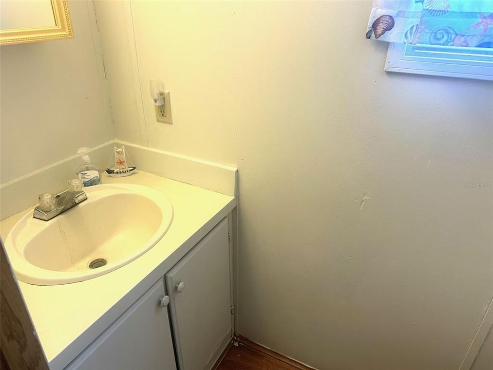 For Sale: $85,000 (2 beds, 1 baths, 728 Square Feet)