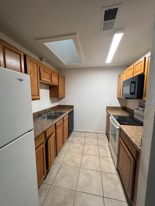 For Rent: $1,650 (2 beds, 2 baths, 930 Square Feet)