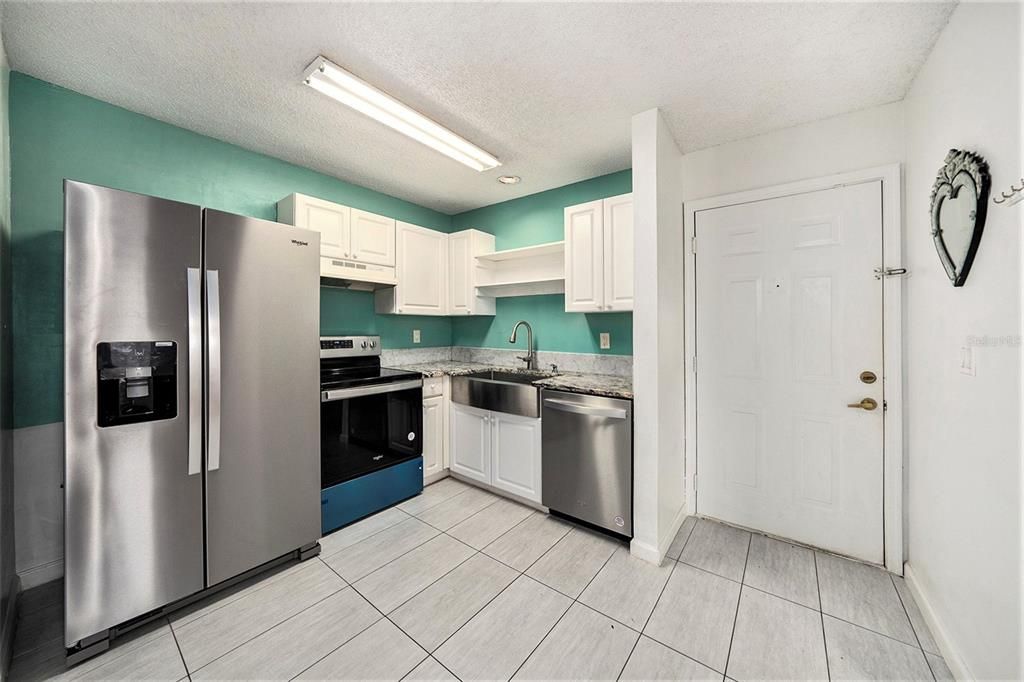 For Sale: $165,000 (1 beds, 1 baths, 593 Square Feet)