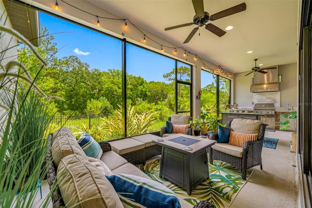 Covered and screened in Lanai with Gas outdoor kitchen