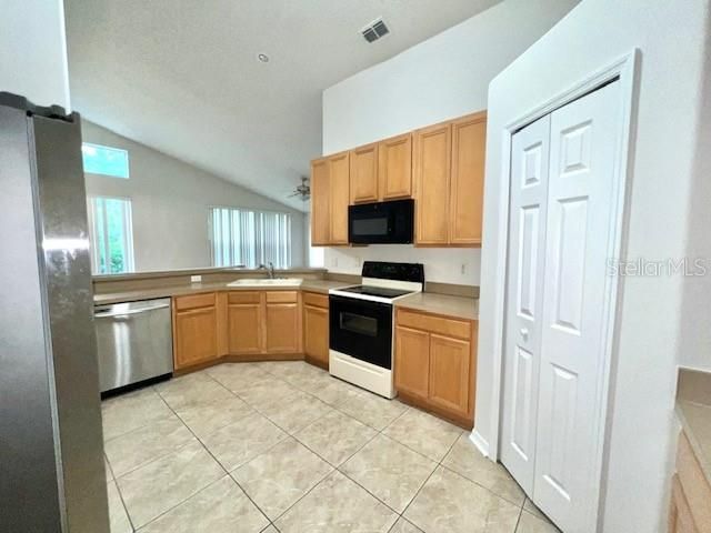 For Rent: $2,285 (3 beds, 2 baths, 1894 Square Feet)