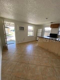 For Rent: $1,000 (1 beds, 1 baths, 884 Square Feet)