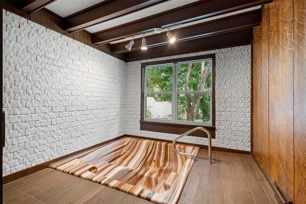 Jacuzzi in master bedroom 1