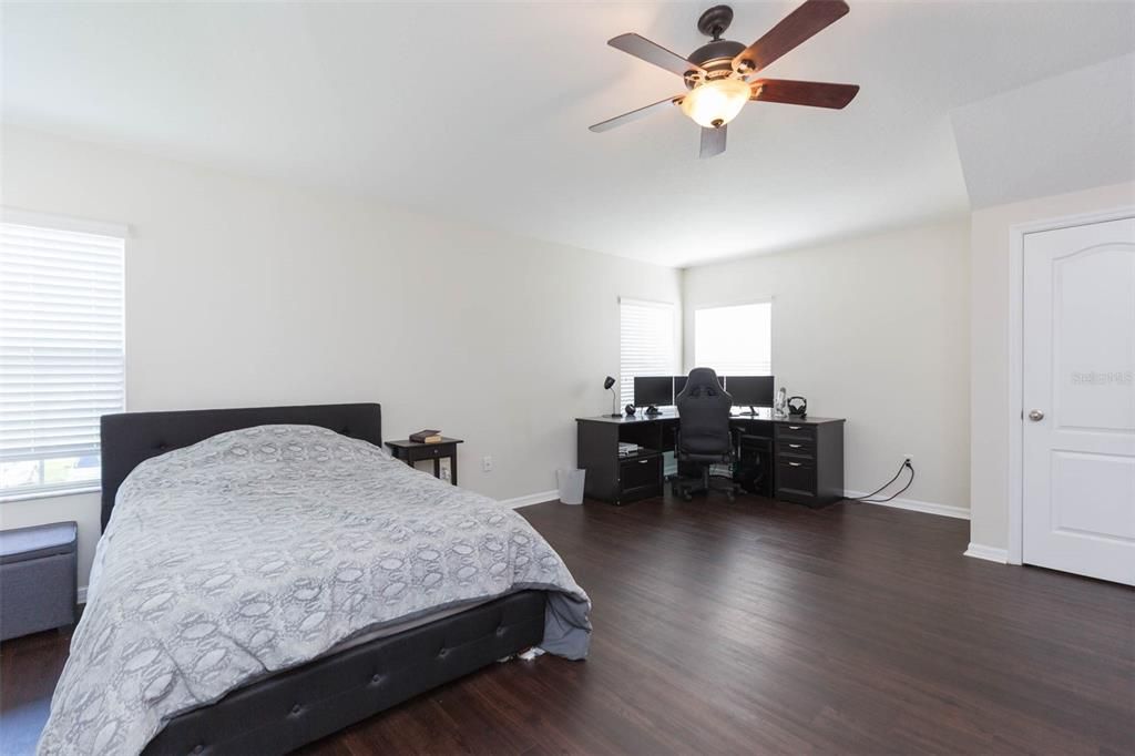 oversized bonus room/4th bedroom