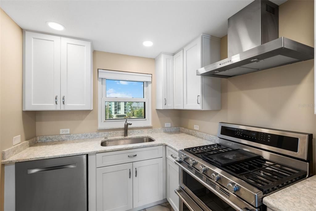 For Sale: $299,999 (2 beds, 2 baths, 1274 Square Feet)