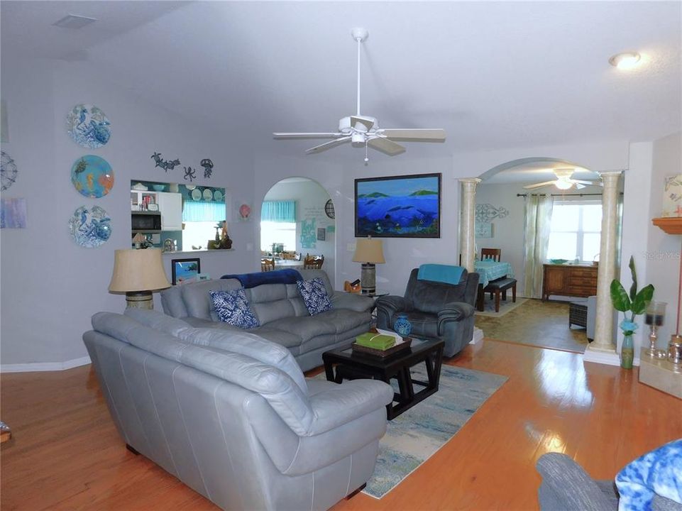 For Sale: $399,900 (3 beds, 2 baths, 1961 Square Feet)