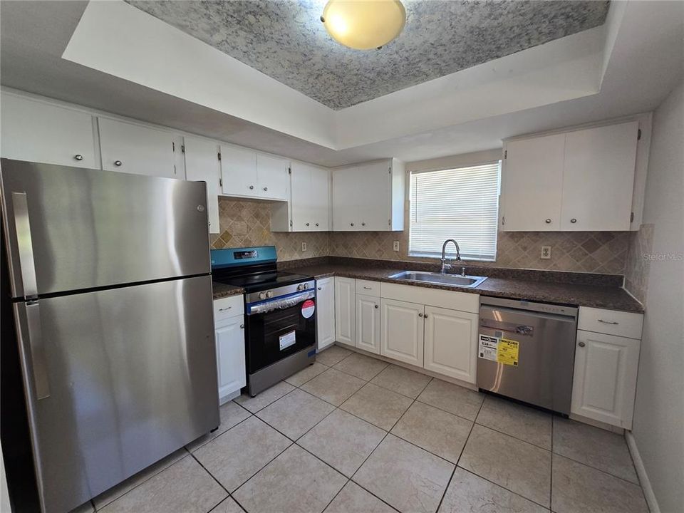For Rent: $2,450 (3 beds, 2 baths, 1405 Square Feet)