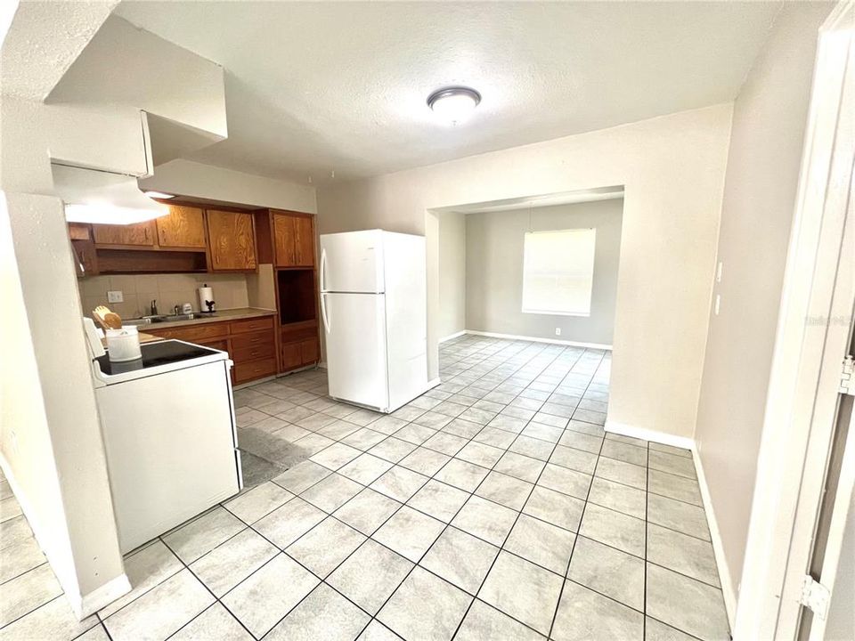 For Rent: $1,750 (3 beds, 1 baths, 966 Square Feet)