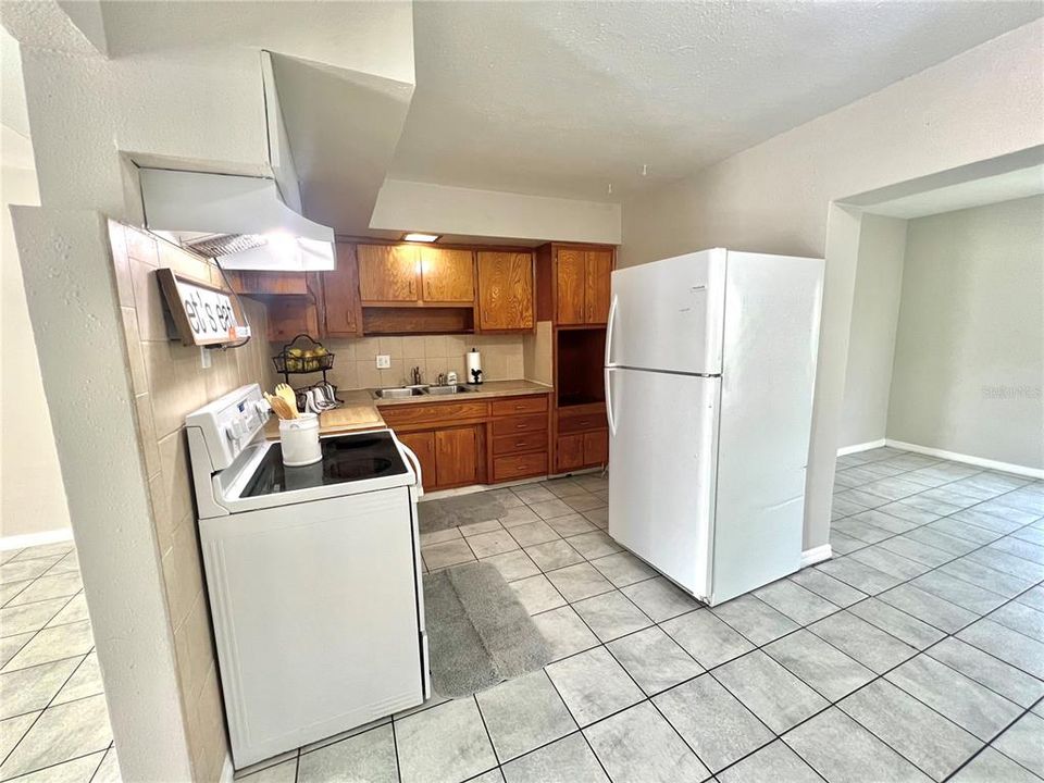 For Rent: $1,750 (3 beds, 1 baths, 966 Square Feet)