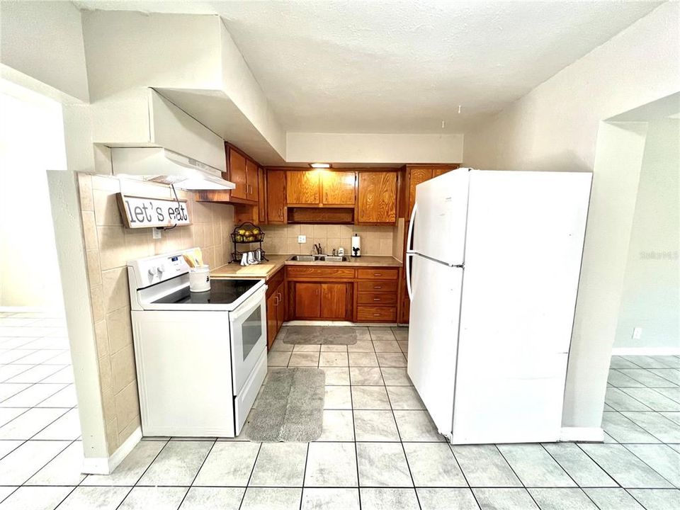 For Rent: $1,750 (3 beds, 1 baths, 966 Square Feet)