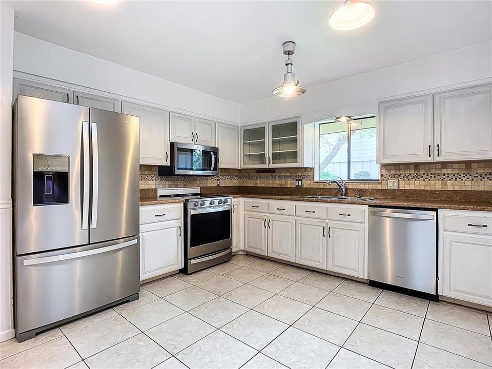 For Sale: $339,900 (3 beds, 2 baths, 1900 Square Feet)