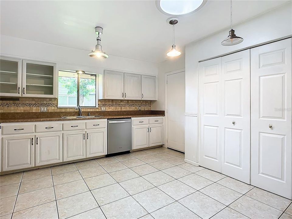 For Sale: $339,900 (3 beds, 2 baths, 1900 Square Feet)