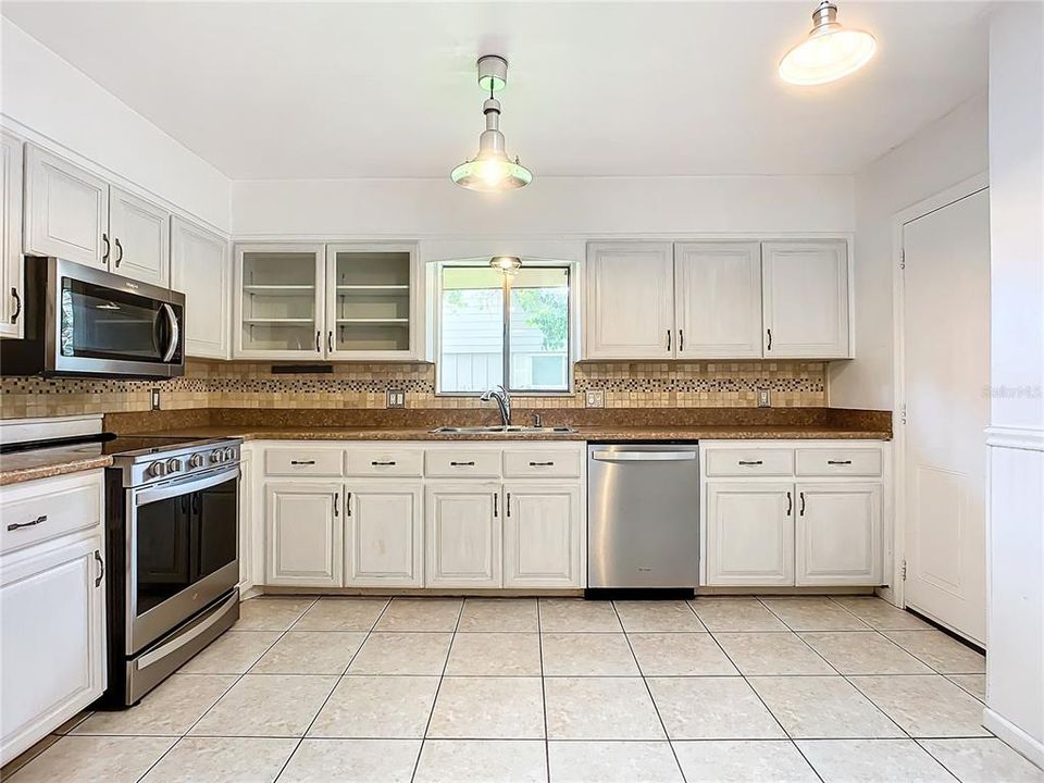 For Sale: $339,900 (3 beds, 2 baths, 1900 Square Feet)