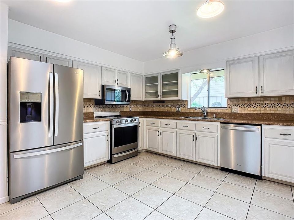 For Sale: $379,999 (3 beds, 2 baths, 1900 Square Feet)