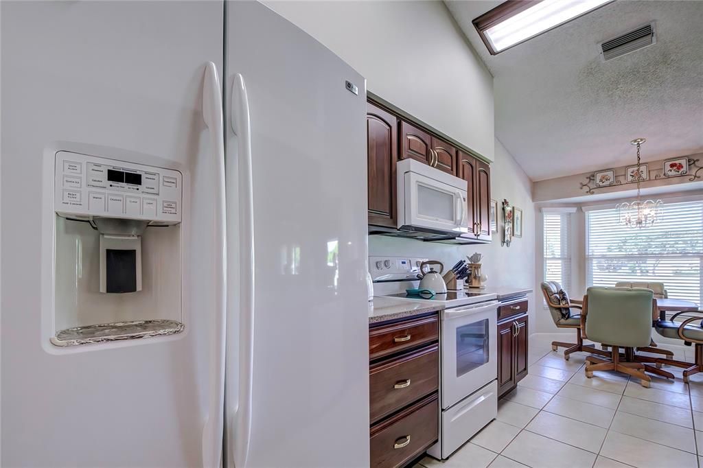 For Sale: $374,900 (2 beds, 2 baths, 1835 Square Feet)