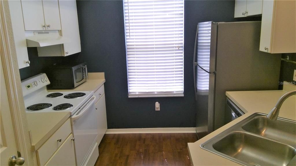 For Rent: $1,700 (1 beds, 1 baths, 904 Square Feet)