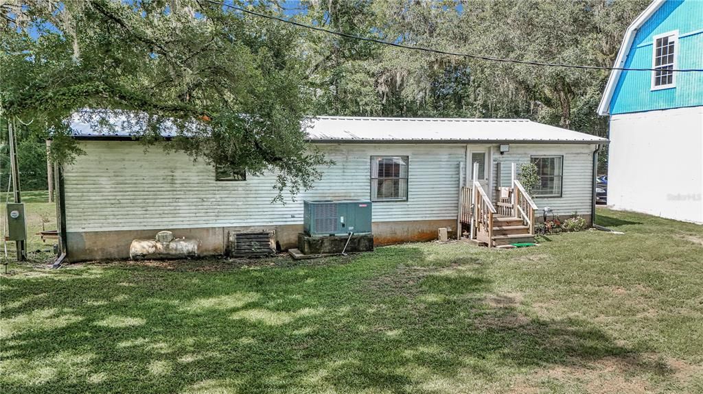 For Sale: $550,000 (3 beds, 2 baths, 1404 Square Feet)