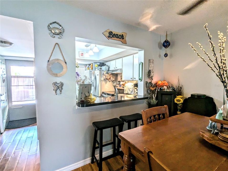 For Sale: $195,000 (2 beds, 2 baths, 950 Square Feet)