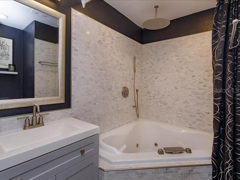 Updated Bathroom with Elegant touches!